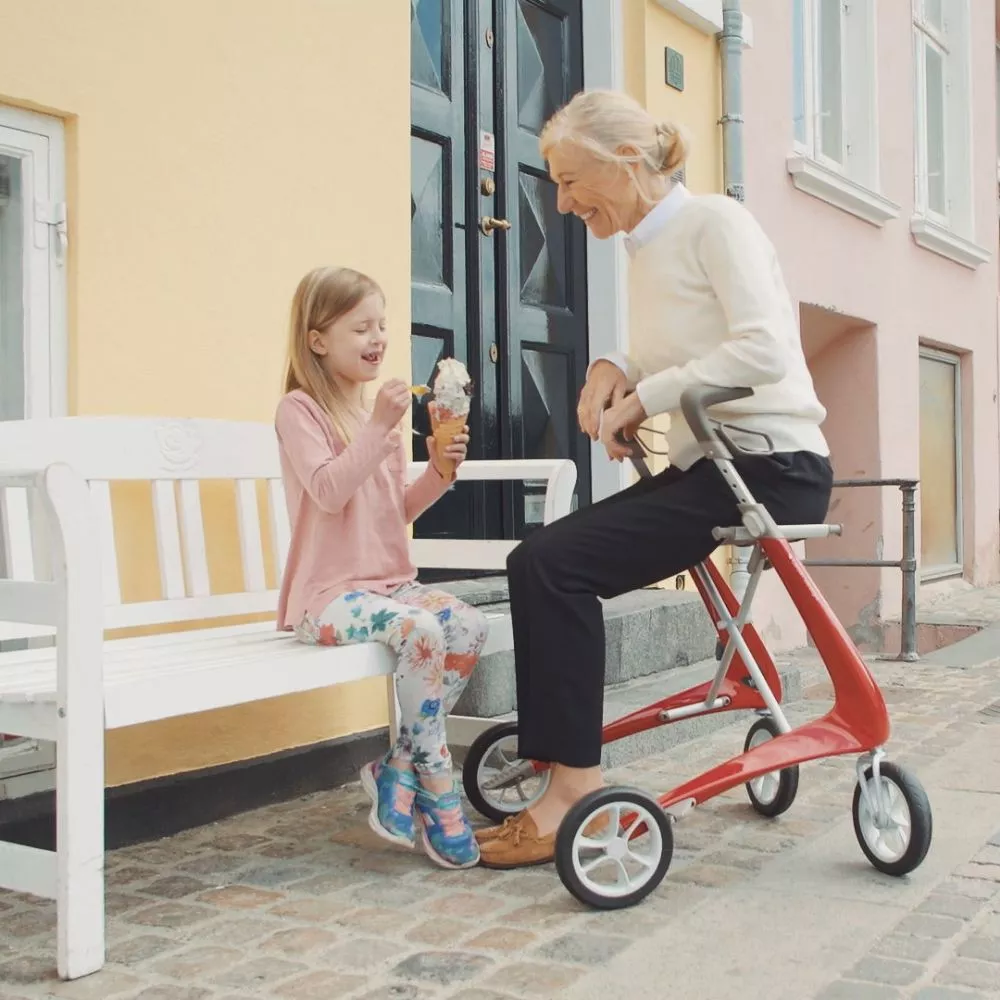 byACRE Carbon Ultralight Rollator in Erdbeerrot – Seitenansicht