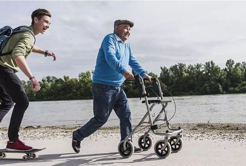 Rolllatoren verschiedenster Ausführung